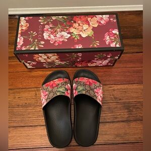 Gucci Women's Black and Pink Floral Sandals